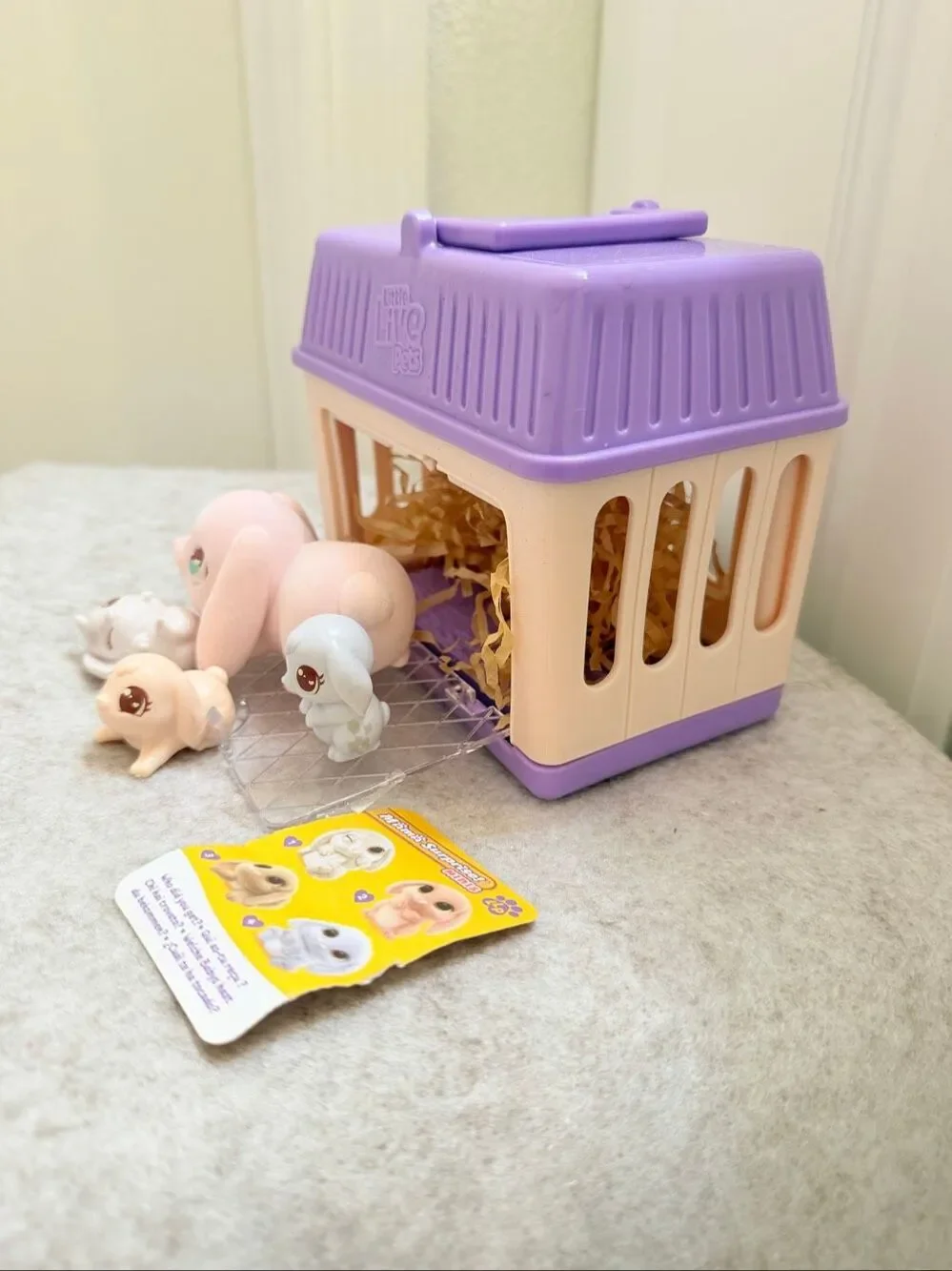 Little Live Pets - Mama Surprise Minis. Feed and Nurture a Lil' Bunny Inside
